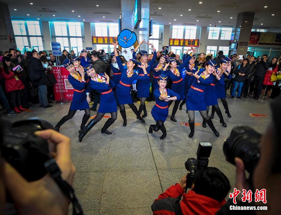 圖為D2702次列車13名乘務(wù)員在候車大廳內(nèi)玩起“快閃”。