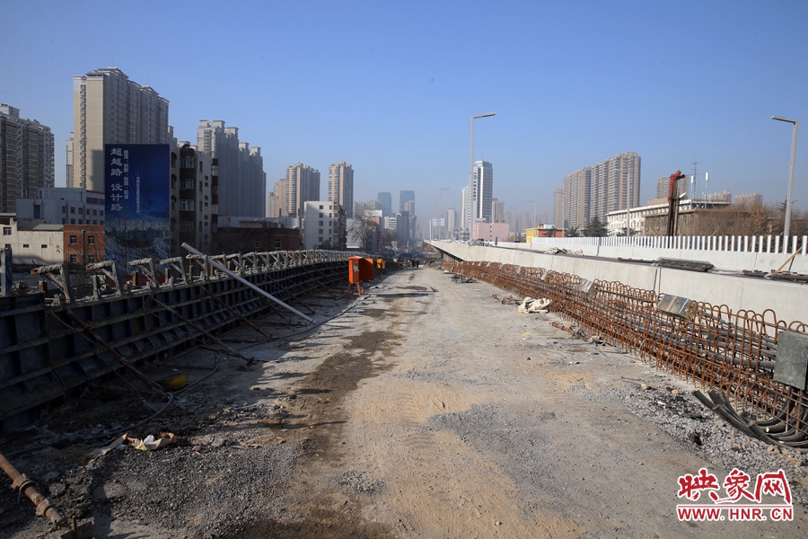 由西向東方向，嵩山南路出口以東，仍在緊張施工中。