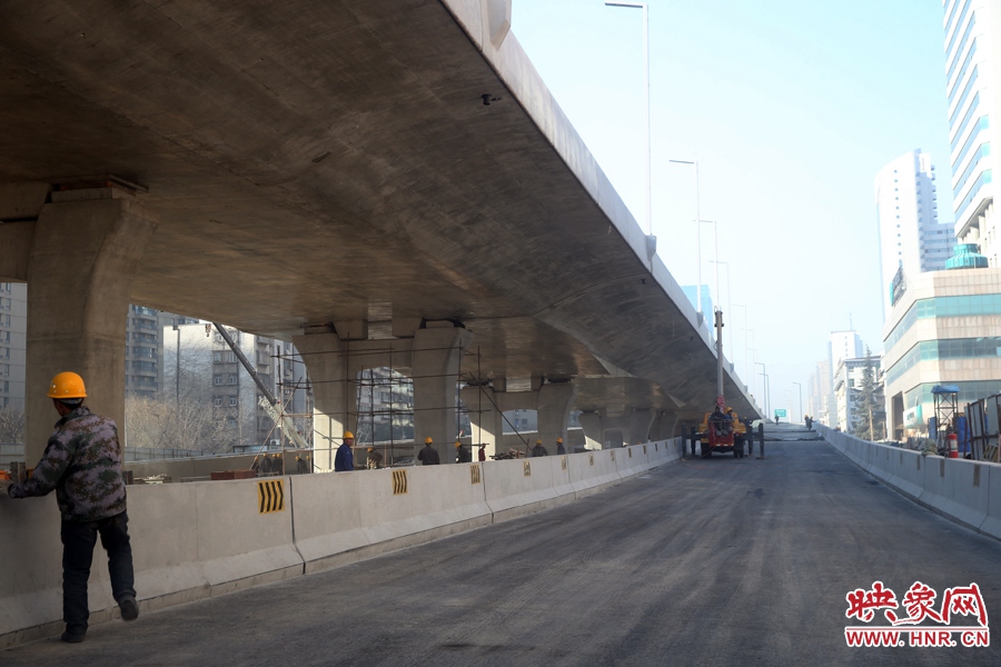 由西向東方向，嵩山南路出口以東，仍在緊張施工中。