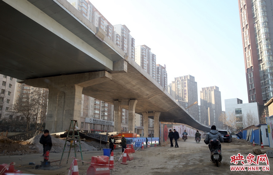 由西向東方向，嵩山南路出口以東，仍在緊張施工中。