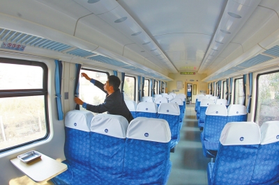 硬座車廂 藍(lán)色座套，清清爽爽。