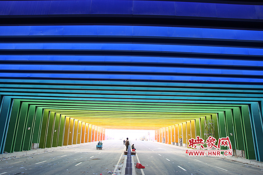 出隧道時(shí)由顏色過渡為紫色。