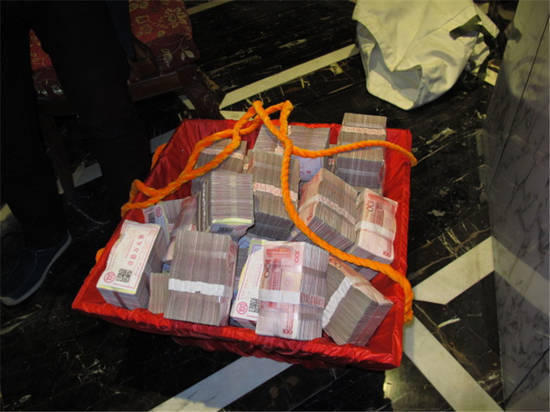 不少農(nóng)民工的工資是用籮筐挑走的。