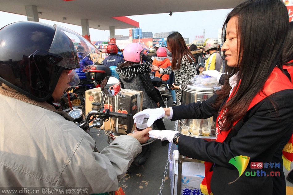 2015年2月10日，廣東佛山，順德龍山加油站為返鄉(xiāng)摩托車免費加油。