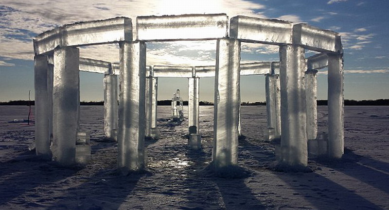 5名美國(guó)人制造冰柱版巨石陣。（網(wǎng)頁截圖）