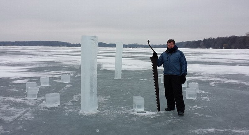 　這5名美國(guó)人使用鏈鋸和冰刀切割冰塊，用了2周時(shí)間才建成巨大的冰柱巨石陣。（網(wǎng)頁截圖）