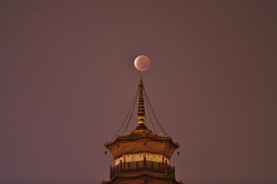 4月4日，廣東省廣州市，月全食與赤崗塔。（二次曝光）石榴/CFP