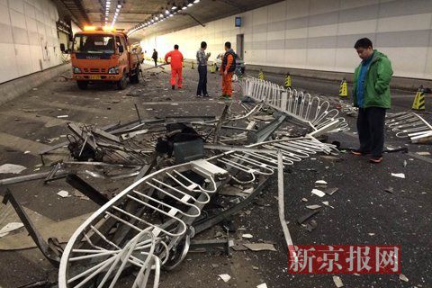 一輛蘭博基尼與一輛法拉利發(fā)生事故，現(xiàn)場狀況慘烈