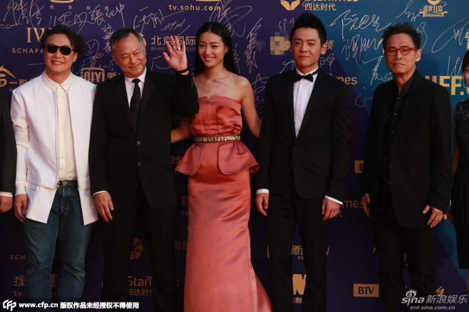 北影節(jié)閉幕豐胸美腿爭艷 新老女神齊來襲