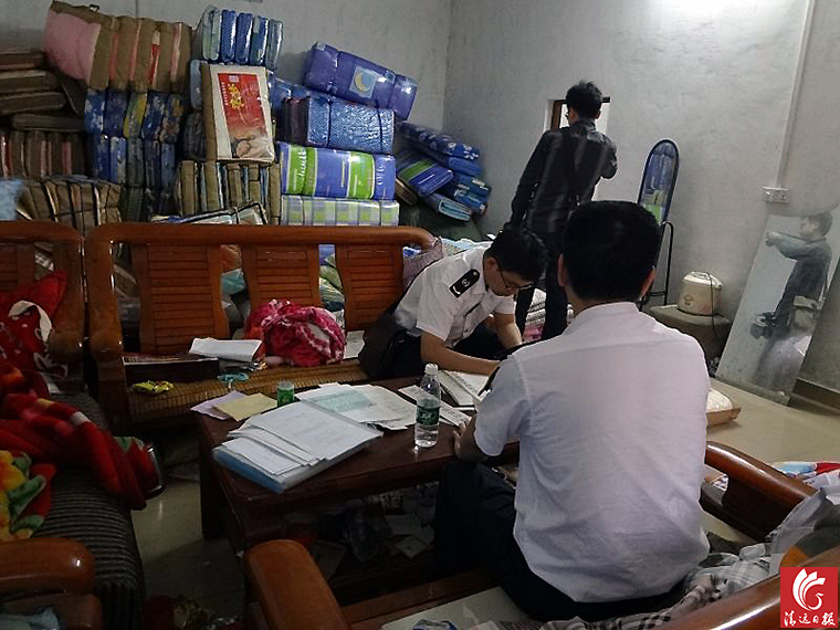 執(zhí)法人員對“黑心棉”窩點進行登記取證。