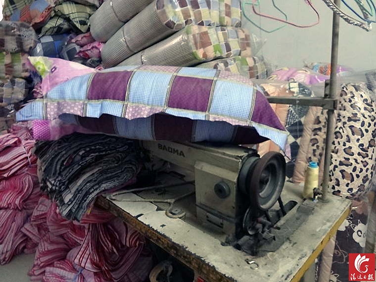 作坊一角。執(zhí)法人員稱，該作坊利用廢舊棉花和劣質絮用纖維進行違法加工。
