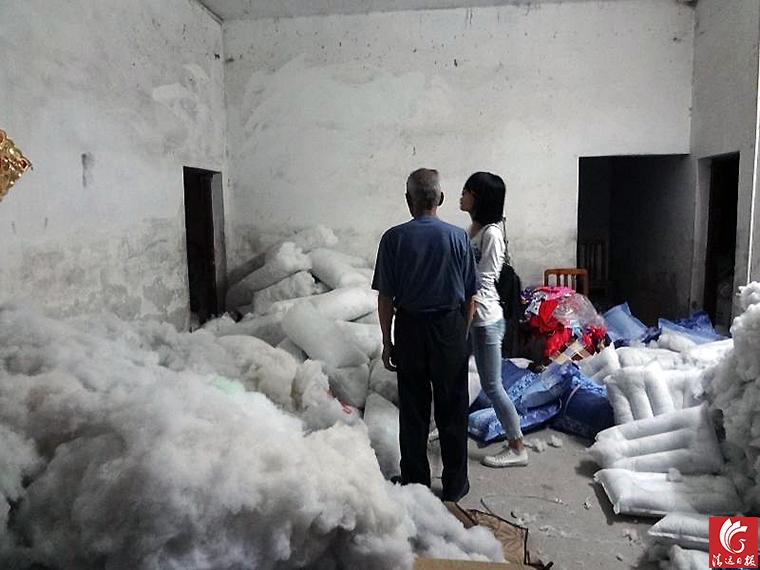 “黑心棉”堆滿了房間的每個角落。