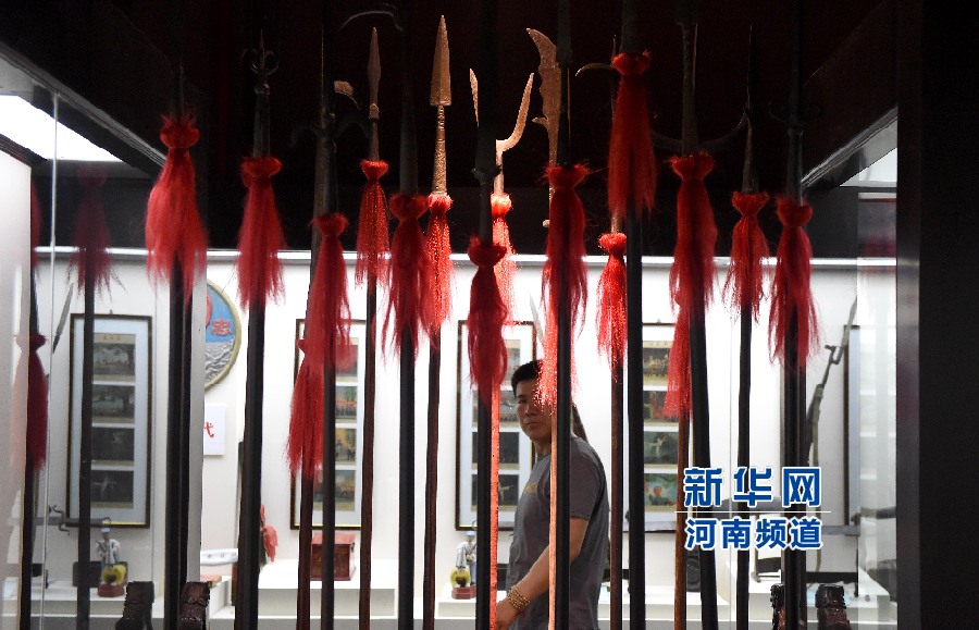 4月26日，參觀者在兵器展覽館內(nèi)參觀。