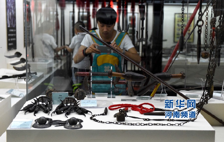 4月26日，參觀者在兵器展覽館內(nèi)拍攝展品。