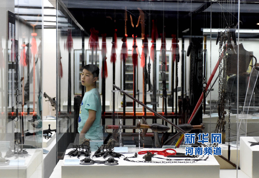 4月26日，參觀者在兵器展覽館內(nèi)參觀。