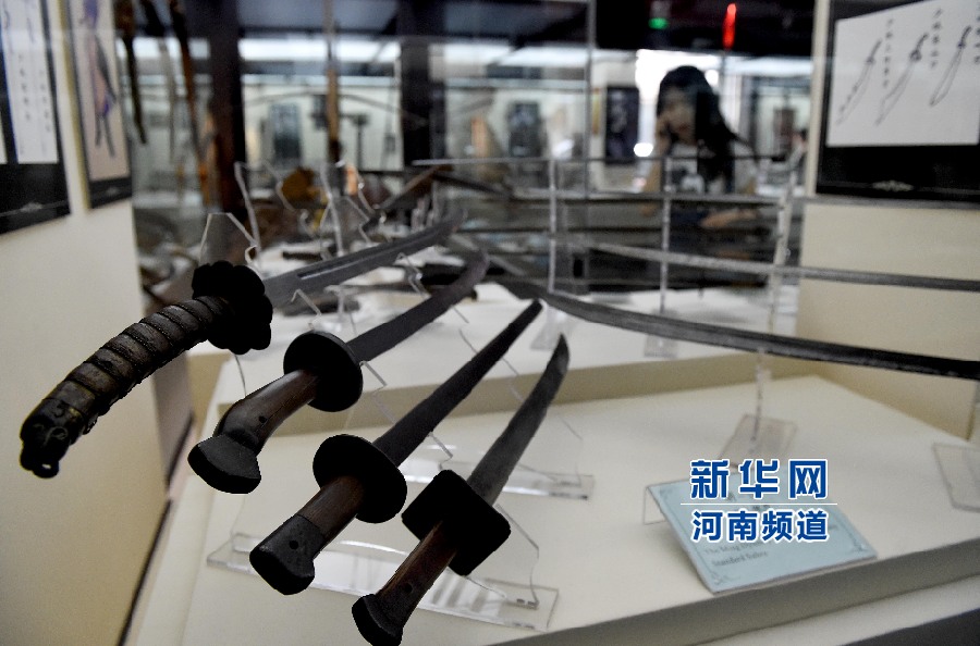 4月26日，參觀者在兵器展覽館內(nèi)參觀。