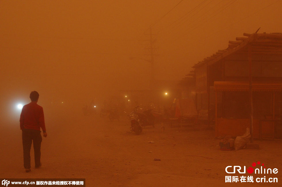 巴扎上的車輛紛紛打開車燈。