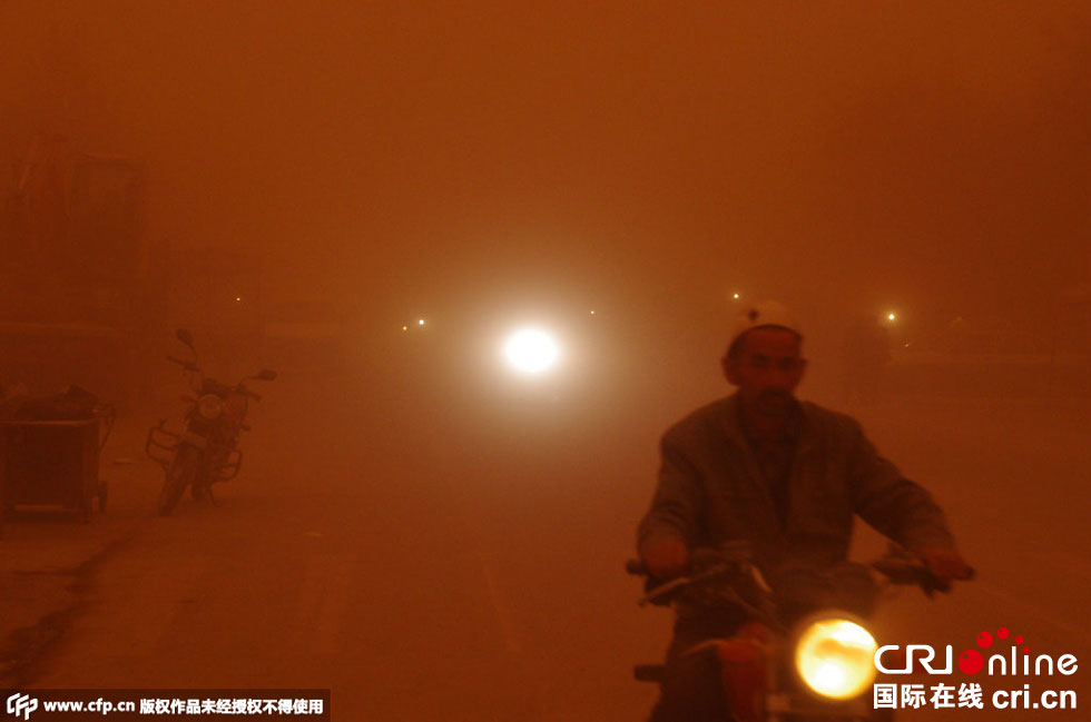 巴扎上的行人紛紛回家?！D片來源：CFP