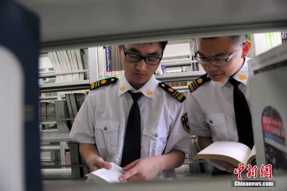 5月8日，武漢輕工大學圖書館保安吳濤與江力在圖書館交流學習。