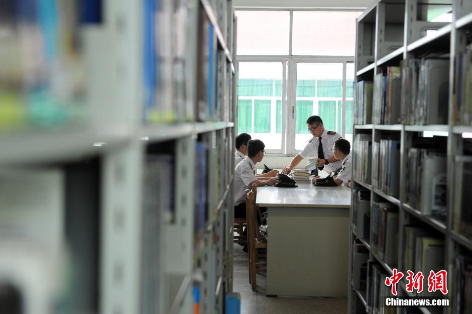 5月8日，武漢輕工大學保安吳濤、江力、黃凱、萬文杰在圖書館學習中。中新社發(fā) 張暢 攝