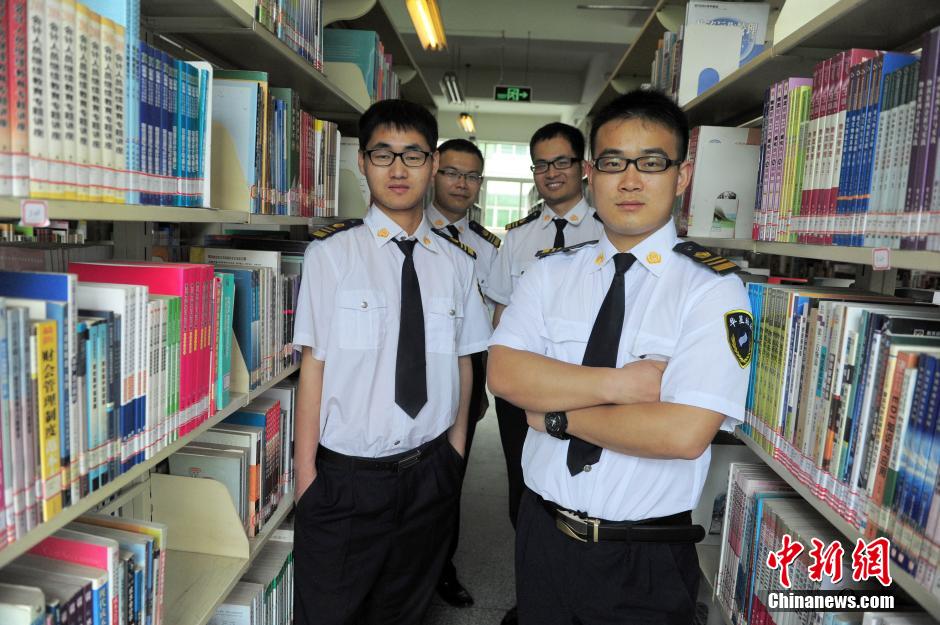 　5月8日，武漢輕工大學圖書館保安吳濤、江力、黃凱、萬文杰。中新社發(fā) 張暢 攝