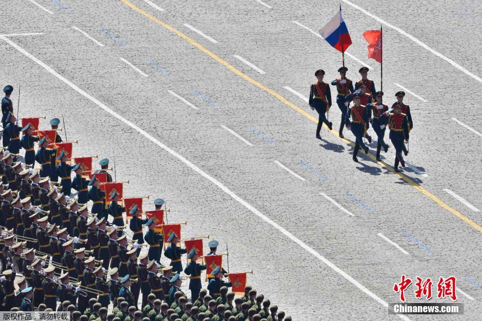 圖為俄羅斯國旗從受閱部隊前經過。