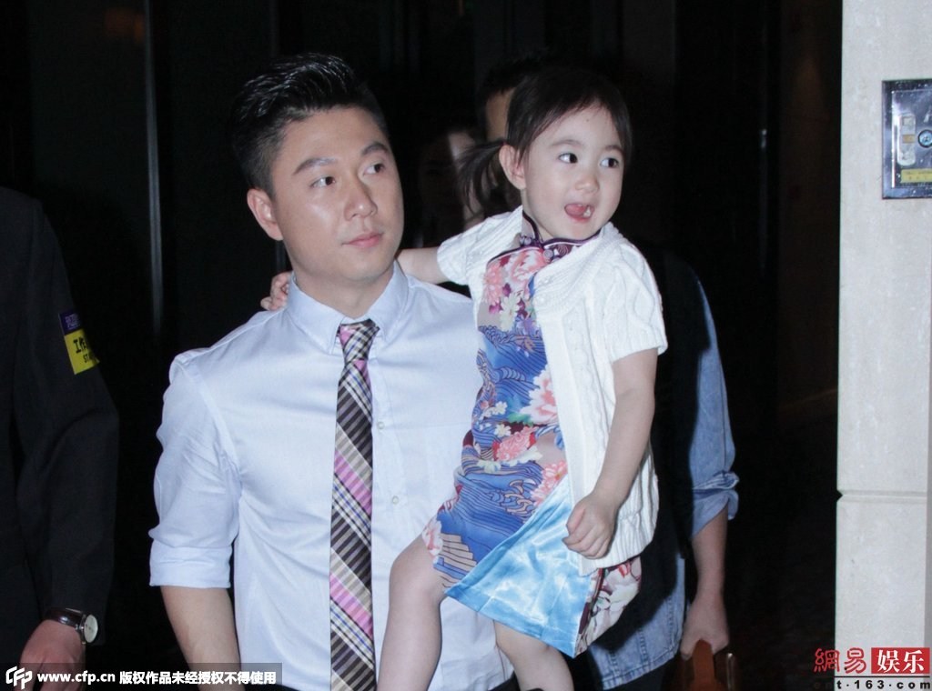 女兒奧莉身穿花旗袍配白色外套，還不停做表情賣(mài)萌搶鏡。