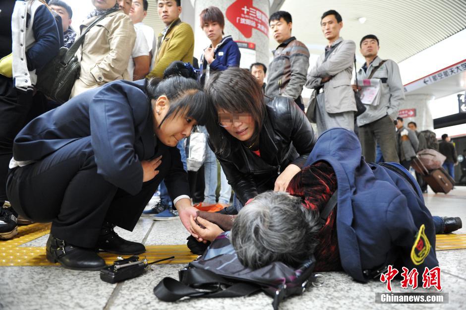 74歲老太地鐵站臺摔倒稱“有老保，不訛人”