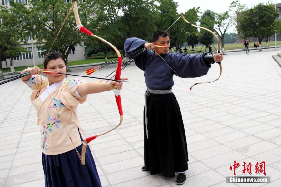 圖為課余練習(xí)射箭的“神雕俠侶”胡雅潔和胡默齋。