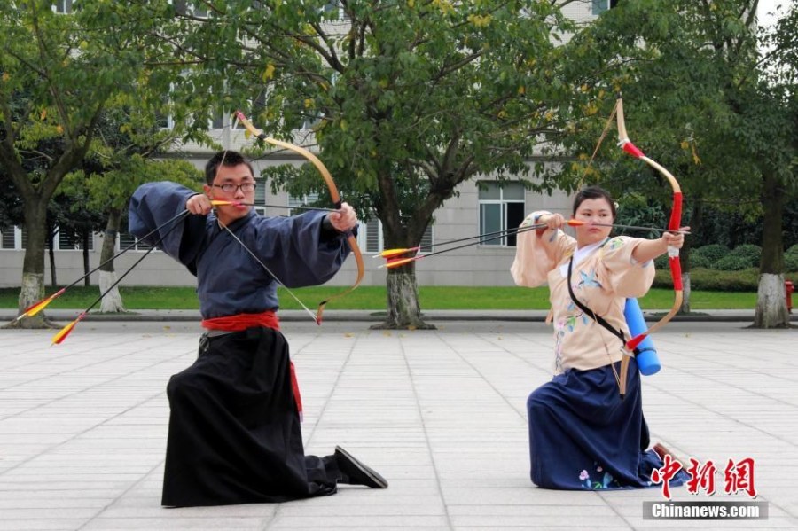 圖為課余練習(xí)射箭的“神雕俠侶”胡雅潔和胡默齋。