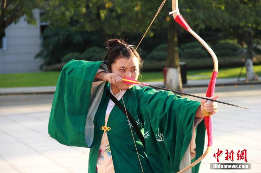 練習(xí)射箭的胡雅潔。