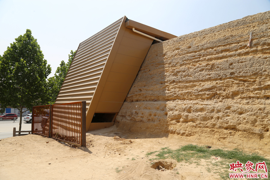 千年商都遺址仿佛披上“黃金甲”。