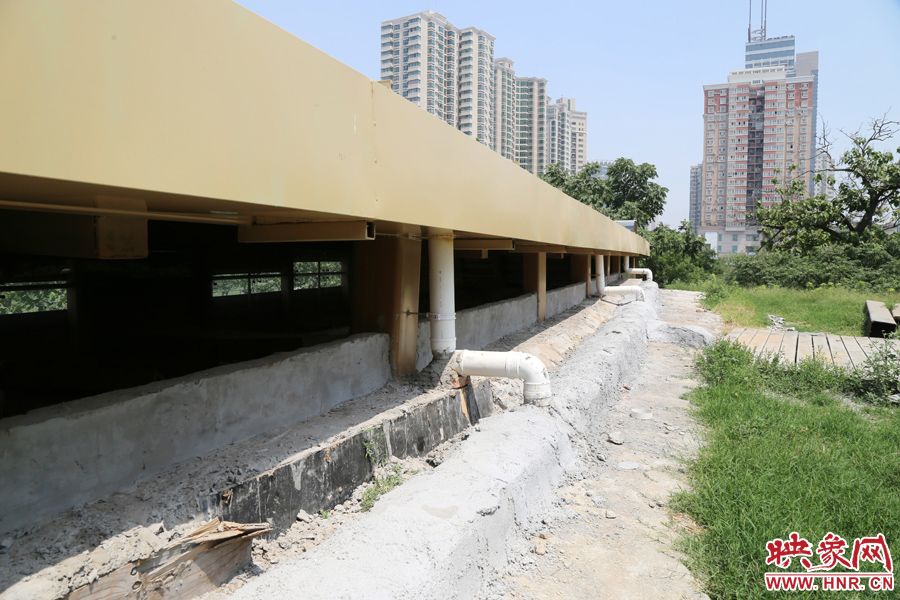 保護(hù)殼外部設(shè)計(jì)有排水系統(tǒng)。