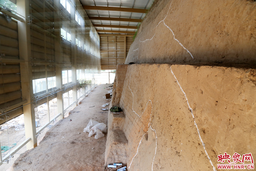 按照最初的設(shè)計(jì)，東側(cè)城墻內(nèi)規(guī)劃有一個(gè)1~2米寬的小展廳。