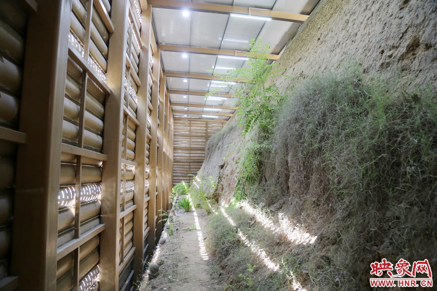 鄭州市商城遺址保護(hù)管理處對(duì)該節(jié)點(diǎn)1700米城垣兩側(cè)斷面遺址進(jìn)行保護(hù)性設(shè)施建設(shè)。