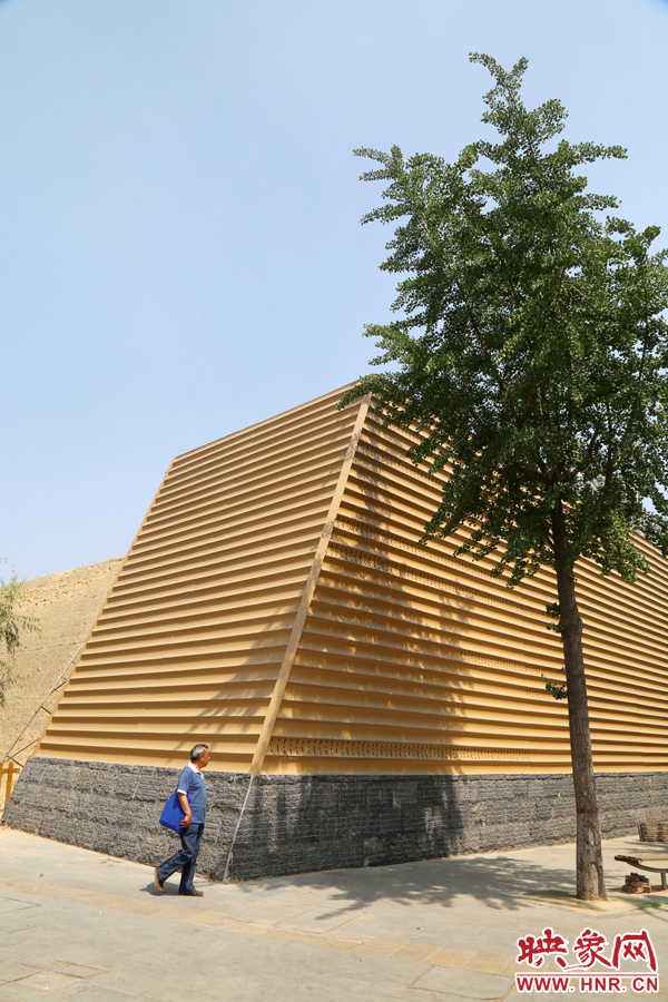 一名路人從“土豪金”保護(hù)殼前經(jīng)過(guò)。