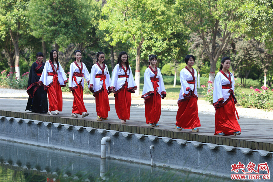 在校園里再走走，下次又不知道是何年何時(shí)。