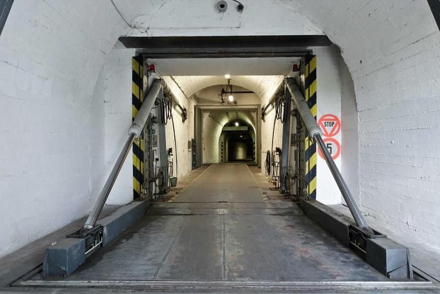 圖為地堡內(nèi)的通道，皆配備攝像頭。