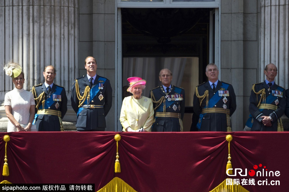 英國女王伊麗莎白二世攜眾王室成員觀看空軍飛行表演。