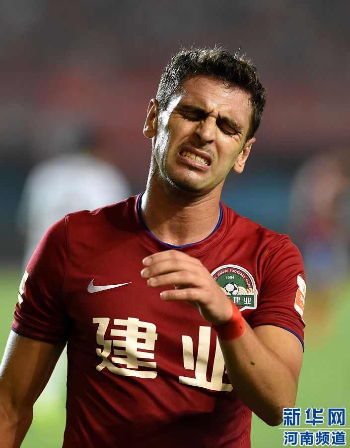 7月19日，河南建業(yè)隊(duì)球員伊沃錯失破門機(jī)會。新華社記者李博攝