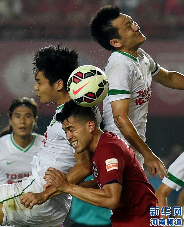 7月19日，河南建業(yè)隊(duì)球員哈維爾（右二）在比賽中與對手爭搶頭球。