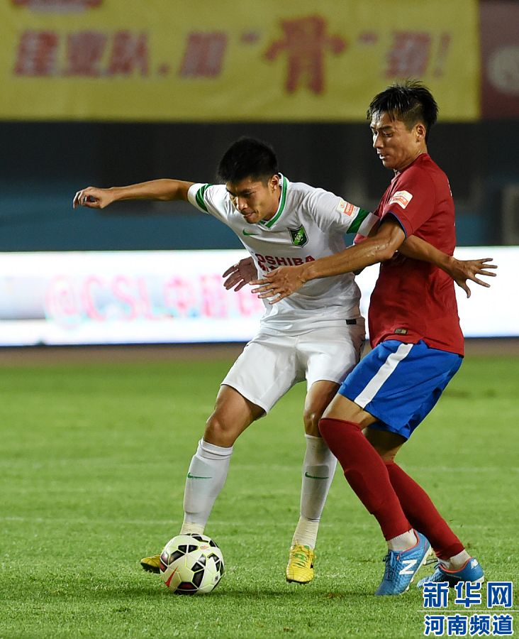 7月19日，杭州綠城隊(duì)球員黃希揚(yáng)（左）在比賽中控球。