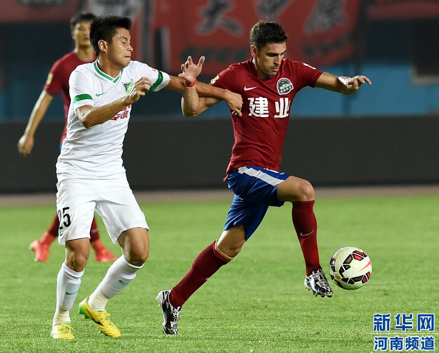 7月19日，河南建業(yè)隊(duì)球員伊沃（右）在比賽中帶球進(jìn)攻。