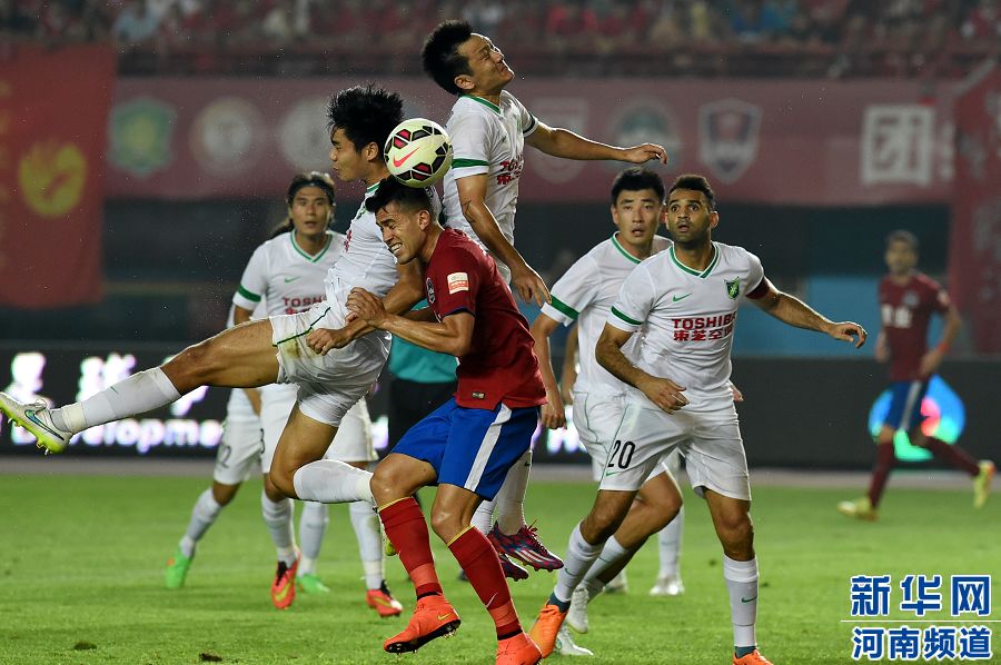 7月19日，河南建業(yè)隊(duì)球員哈維爾（前排左二）在比賽中與對手爭搶頭球。