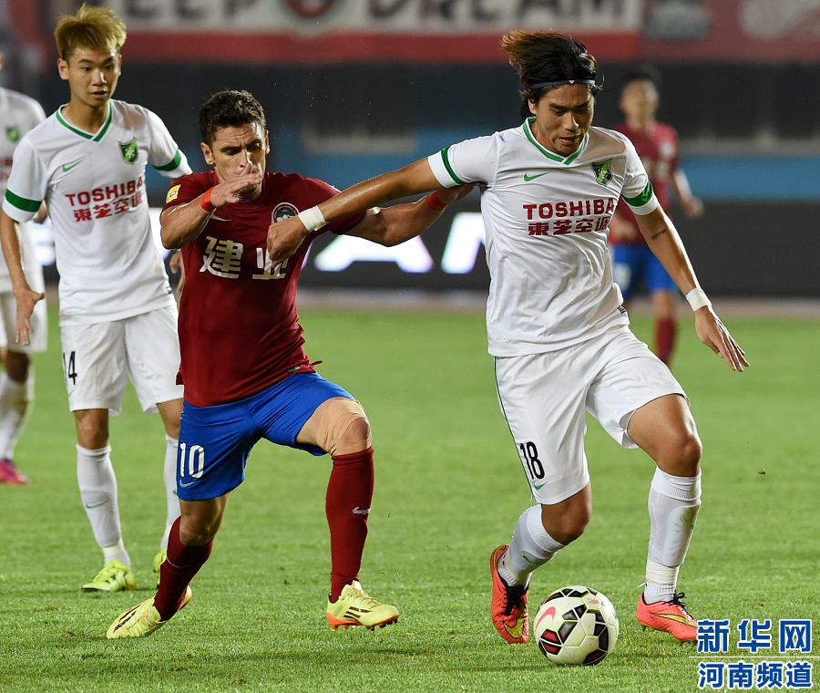 　7月19日，杭州綠城隊(duì)球員趙宇豪（右）在比賽中爭搶。
