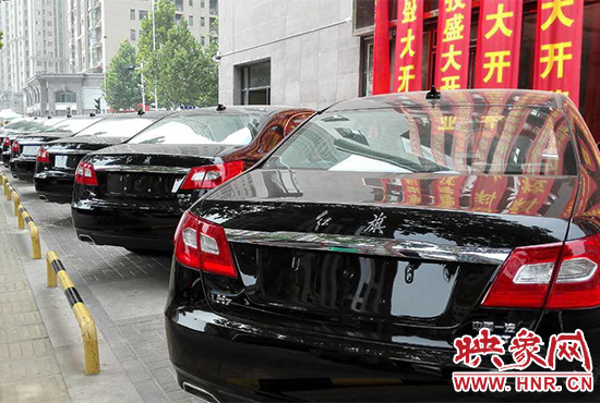 路邊一棟樓上懸掛著二三十條紅色條幅，全部是祝賀一家公司開業(yè)的。