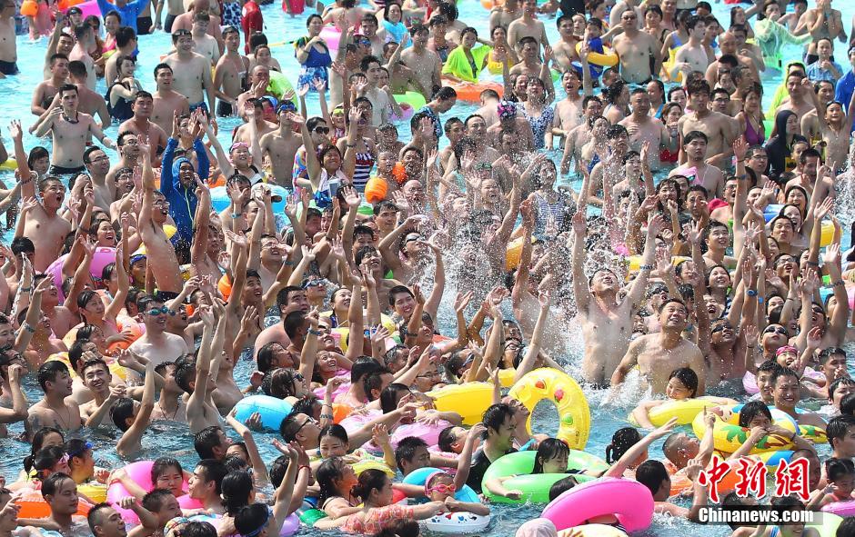 8月1日，民眾扎堆在南京湯山歡樂水魔方水上樂園戲水，享受“冰火兩重天”的涼爽和激情。連日來，中國大部分地區(qū)迎來高溫天氣。