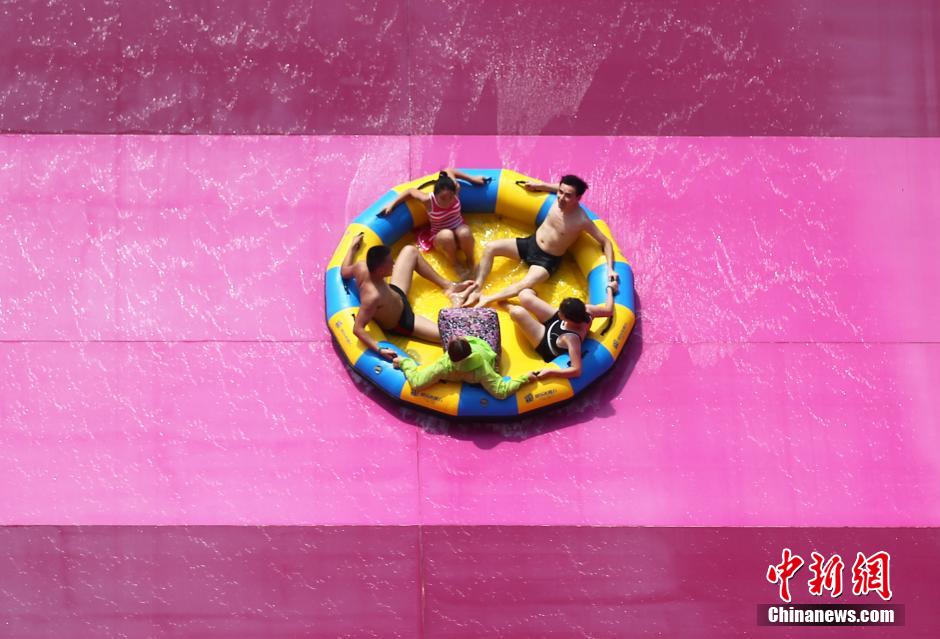 8月1日，民眾扎堆在南京湯山歡樂水魔方水上樂園戲水，享受“冰火兩重天”的涼爽和激情。連日來，中國大部分地區(qū)迎來高溫天氣。