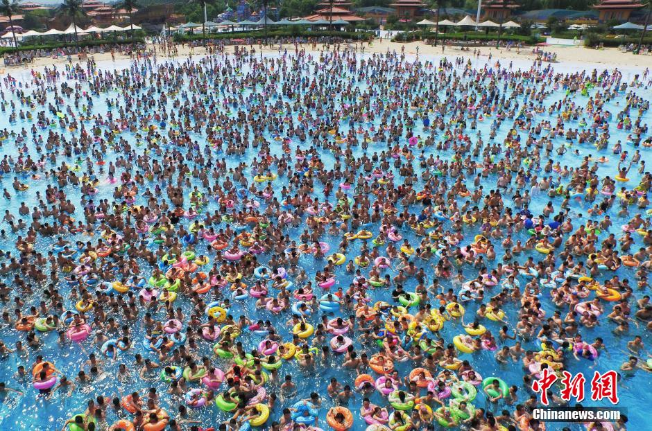 8月1日，民眾扎堆在南京湯山歡樂水魔方水上樂園戲水，享受“冰火兩重天”的涼爽和激情。連日來，中國大部分地區(qū)迎來高溫天氣。