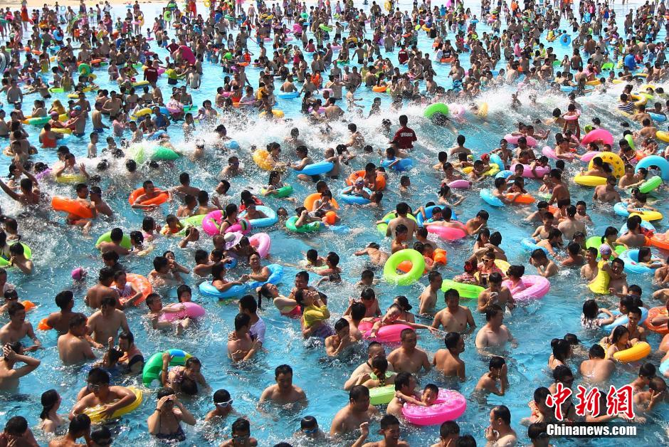 8月1日，民眾扎堆在南京湯山歡樂水魔方水上樂園戲水，享受“冰火兩重天”的涼爽和激情。連日來，中國大部分地區(qū)迎來高溫天氣。